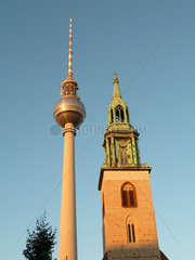 Deutschland  Berlin  Fernsehturm und Marienkirche