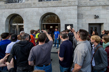 Berlin  Deutschland  Menschenmassen bei der Eroeffnung des Apple Store am Kurfuerstendamm