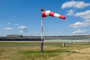 Berlin  Deutschland  Windsack auf dem Flugfeld des stillgelegten Flughafen Tempelhof