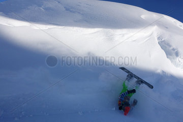 Krippenbrunn  Oesterreich  ein Junge stuerzt beim Snowboarden