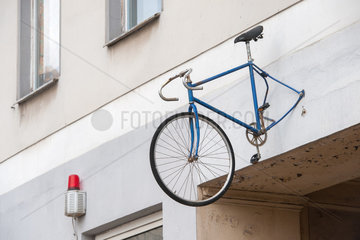 Berlin  Deutschland  Fahrradrahmen an einer Hausfassade