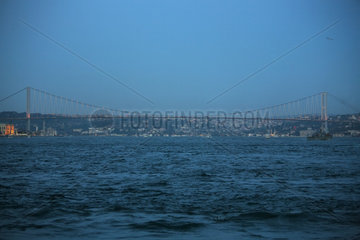 Istanbul  Tuerkei  die Bosporusmeeresenge mit der Bosporus-Bruecke