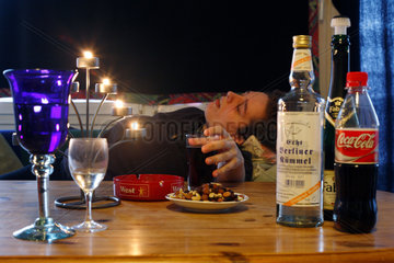 Berlin  Deutschland  Alkoholflaschen und Glaeser auf einem Tisch
