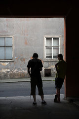 Cheb  Tschechische Republik  zwei Jugendliche in der Altstadt