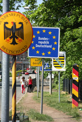 Zgorzelec  Polen  Hoheitszeichen markieren die Staatsgrenze am Stadtuebergang
