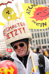 Berlin  Deutschland  Atomkraftgegner waehrend einer Demonstration am Potsdamer Platz