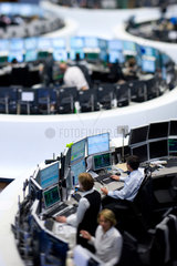 Frankfurt am Main  Deutschland  Aktienhaendler an ihren Computermonitoren