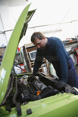 Deutschland  ein Kfz-Mechaniker arbeitet in der Werkstatt an einem Auto