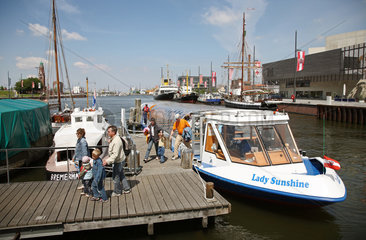 Bremerhaven  Deutschland  Touristen kehren von einer Hafenrundfahrt zurueck