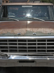Santa Fe  USA  Kuehlergrill und Motorhaube eines Ford Pick-up