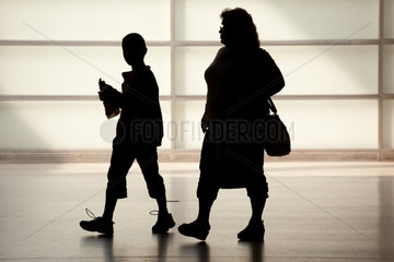 Berlin  Deutschland  Silhouetten einer Mutter mit ihrem Kind