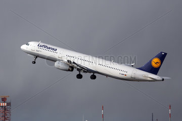 Berlin  Deutschland  Flugzeug der Fluglinie Lufthansa beim Start