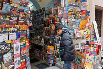 Oristano  Italien  ein Junge schaut sich die Auslage eines Zeitungskiosk an