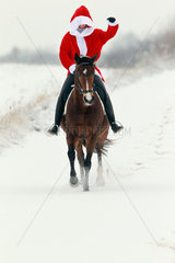 Koenigs Wusterhausen  Deutschland  Weihnachtsmann reitet auf einem Pferd durch den Schnee