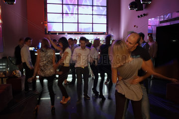 Warschau  Polen  knutschendes Paar auf der Tanzflaeche des Nine Club