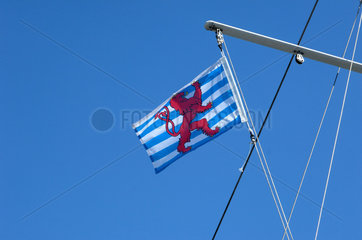 Schwebsingen  Luxemburg  Luxemburger Flagge am Mast eines Schiffes