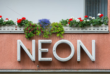 Berlin  Deutschland  Fassade mit Schriftzug NEON