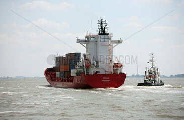 Bremerhaven  Deutschland  ein Containerschiff wird Richtung Hochsee geschleppt
