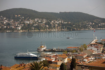 Heybeliada  Istanbul  Tuerkei  Faehrhafen von Heybeliada mit Blick auf Bueyuekada