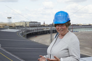Berlin  Deutschland - Katrin Lompscher auf dem Dach des Kopfbaus West des ehemaligen Zentralflughafens Berlin-Tempelhof.