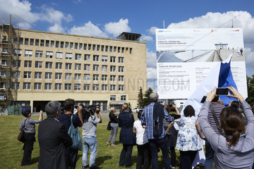 Berlin  Deutschland - Enthuellung der Informationstafel zum Bauprojekt Oeffnung des Flughafens Tempelhof - Tower THF