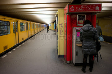 Berlin  Deutschland  eine Frau hebt Geld an einem Geldautomaten ab