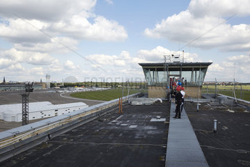 Berlin  Deutschland - Aussicht vom Dach des Kopfbaus West wo eine Besuchertrasse entstehen soll. Im Hintergrund der ehemalige Tower des Flughafens Berlin-Tempelhof und das Tempelhofer Feld.