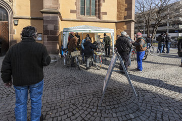 Fahrrad-Service der *Neuen Arbeit* vor der Vesperkirche in Stuttgart.