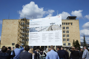 Berlin  Deutschland - Praesentation der Informationstafel zum Bauprojekt Oeffnung des Flughafens Tempelhof - Tower THF