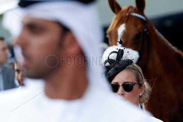 Dubai  Vereinigte Arabische Emirate  elegant gekleidete Frau mit Hut und Mann in Landestracht beim Pferderennen