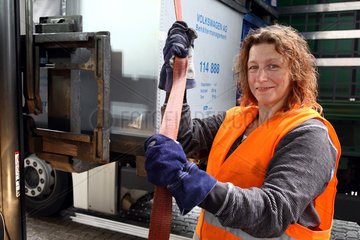 Braunschweig  Deutschland  Truckerin Inge Wiese bei ihrem Lkw