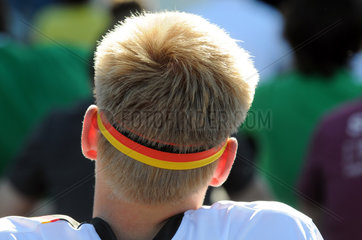 Berlin  Deutschland  Fussballfan mit Stirnband