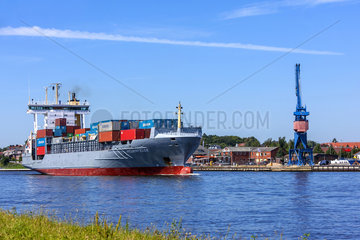 Rendsburg  Deutschland  Containerschiff Neuenfelde auf dem Nord-Ostsee-Kanal