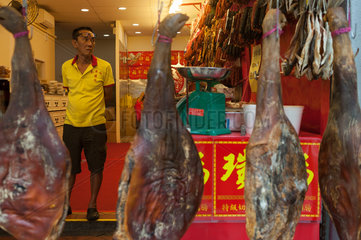 Singapur  Republik Singapur  Schinken in Chinatown