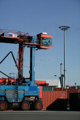 Hamburg  Deutschland  Van-Carrier auf dem Containerterminal Burchardkai