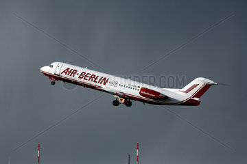 Berlin  Deutschland  Flugzeug der Fluglinie AirBerlin beim Start
