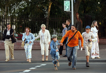 Brest  Weissrussland  Menschen ueberqueren die Strasse bei Gruen