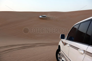 Abu Dhabi  Vereinigte Arabische Emirate  Gelaendewagen in der Wueste
