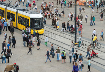 Berlin  Deutschland  Passanten und Strassenbahn auf dem Alexanderplatz