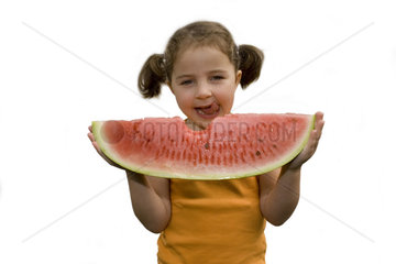 Maedchen isst eine riesige Melone