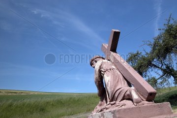 Jesus traegt sein Kreuz Skulptur