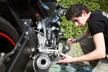 Berlin  Deutschland  ein Mann arbeitet an einem Motorrad Yamaha R6