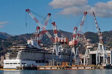 Genua  Italien  die Werft Fincantieri in Genua Sestri Ponente