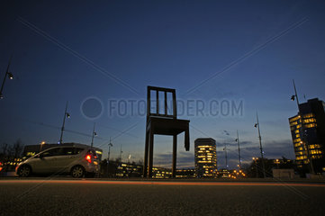 Schweiz  Genf  Skulptur Broken Chair auf dem Platz der Nationen