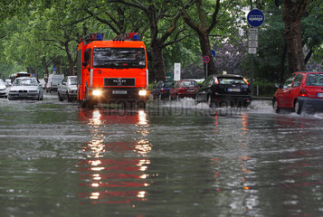 Berlin  Deutschland  Feuerwehreinsatz an einer ueberschwemmten Strasse