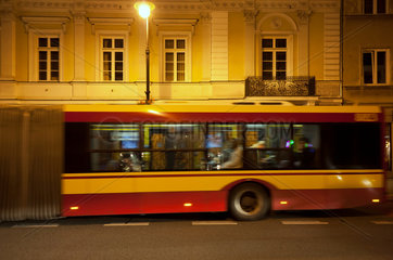 Warschau  Polen  Linienbus an der Strasse Nowy Swiat
