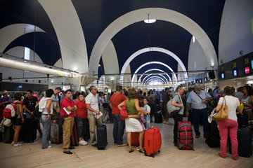 Sevilla  Spanien  Warteschlange am Flughafen San Pablo