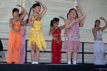 Berlin  Deutschland  vietnamesische Maedchen tanzen auf dem Familienfest Bunte Platte