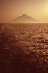 Italien  Aeolische Inseln  Stromboli beim Sonnenaufgang