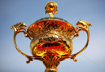 Dubai  Vereinigte Arabische Emirate  Pokal fuer den Sieger im Dubai World Cup